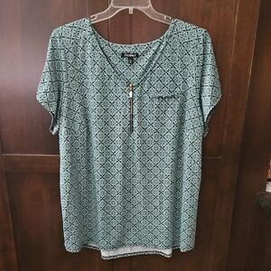 Roz & Ali Green Graphic Short Sleeve Blouse